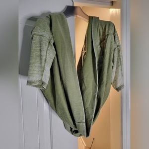 Used Evy's Tree Jennifer Shrug in Green size medium and large